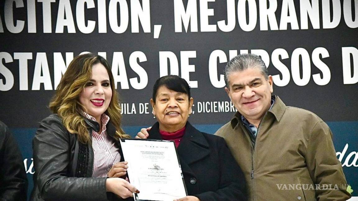 Entregan constancias a más de 500 mujeres egresadas del Icatec en Torreón