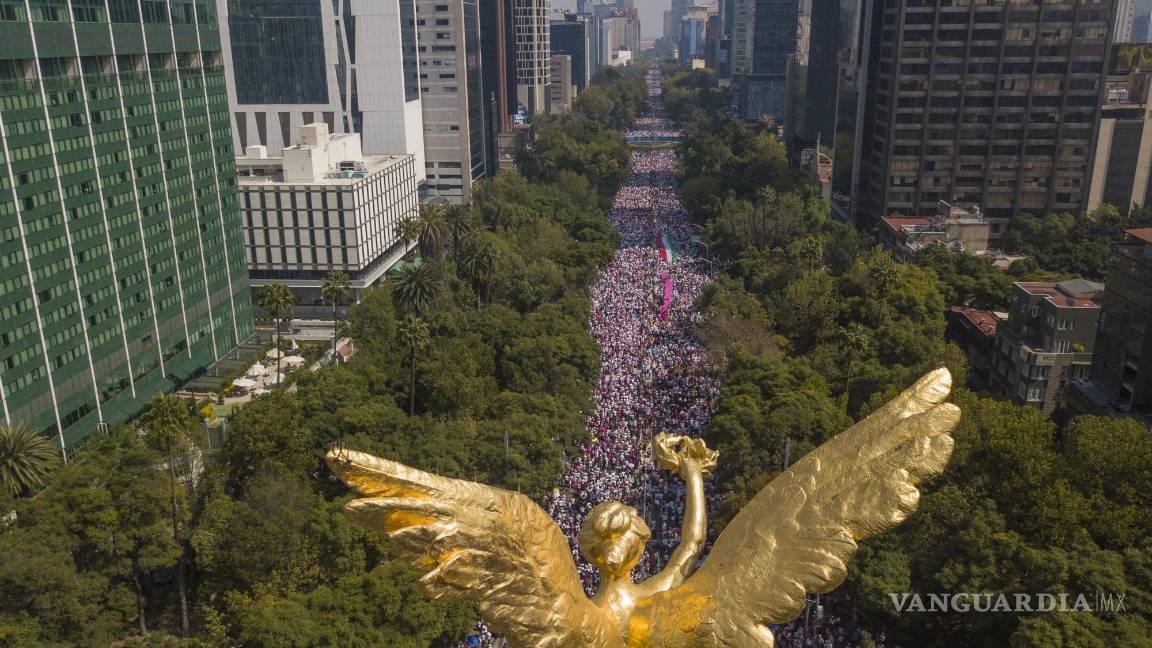 $!Fotografía tomada desde un drone donde se observa a miles de personas marchando este domingo por la avenida Paseo de la Reforma, en CDMX.