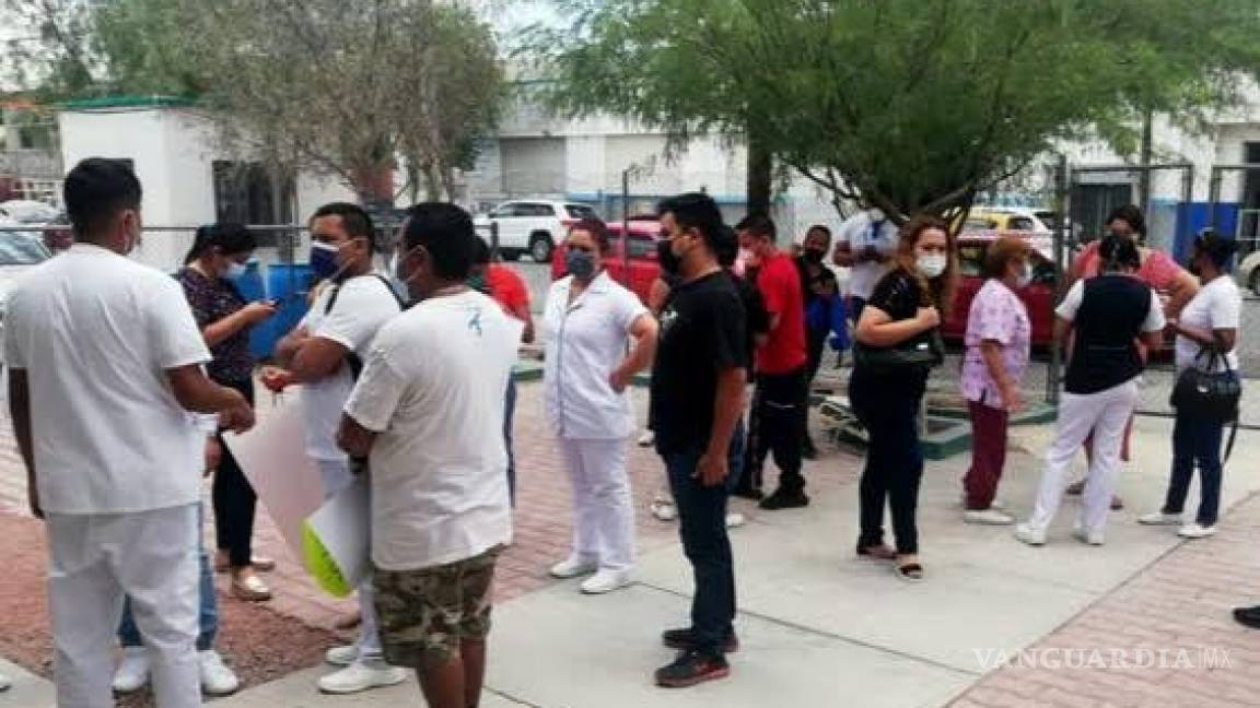 Médicos y enfermeras de Torreón protestan por despidos tras descenso de la pandemia