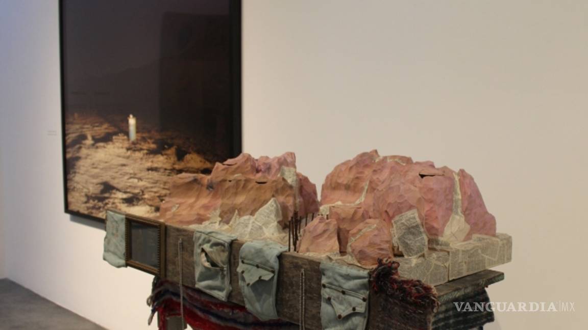 $!Exhiben en Nueva York esculturas creadas con objetos de migrantes