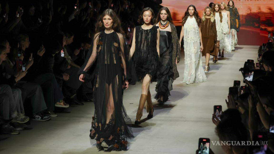 $!Tejido en telar en la Semana de la Moda de Moscú.