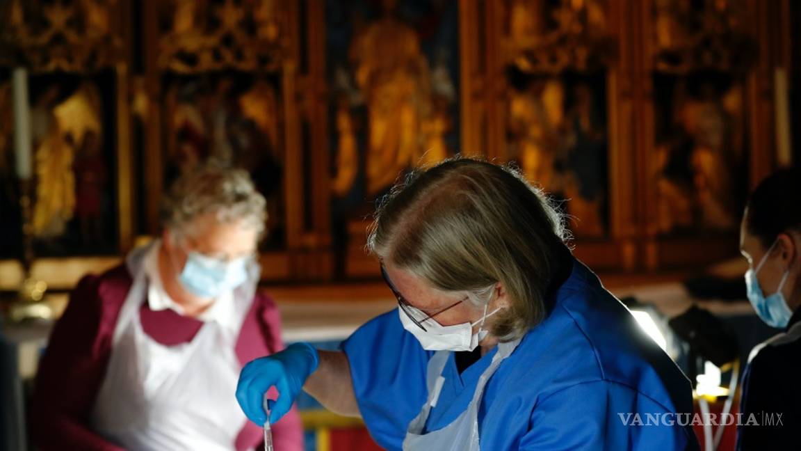 $!Músico de la Catedral de Salisbury toca música mientras reciben la vacuna contra la COVID-19