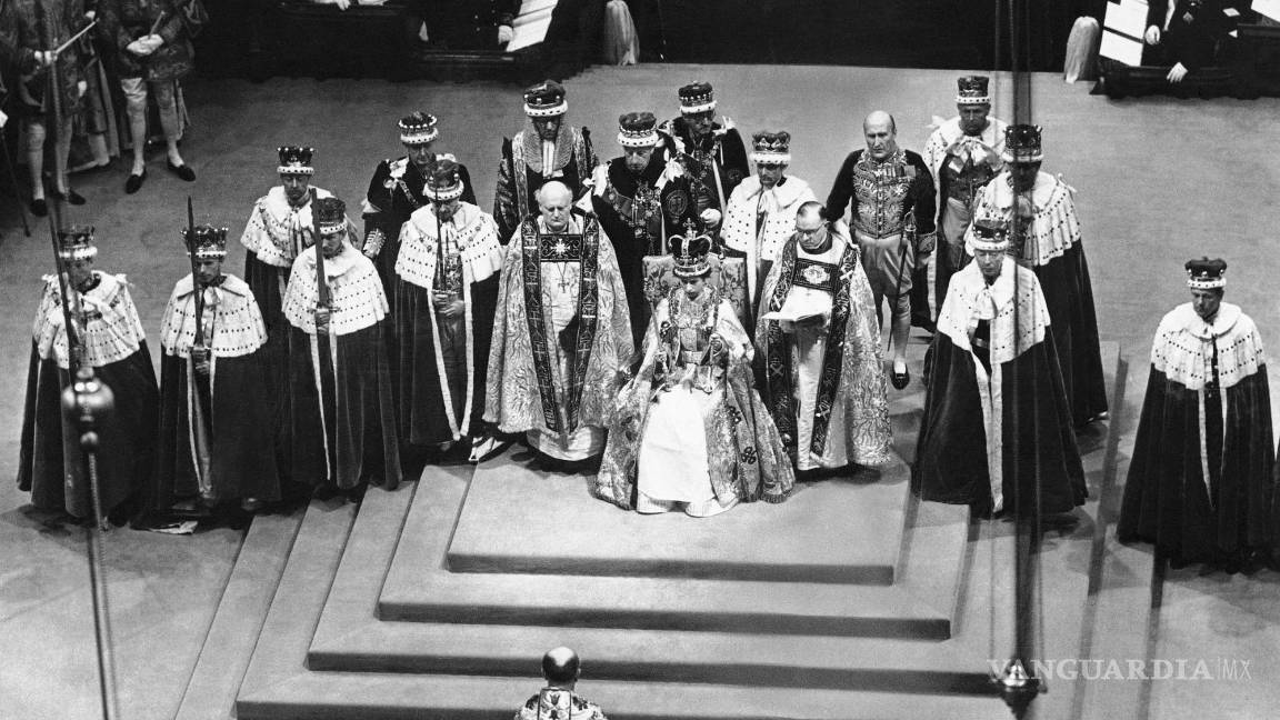 $!ARCHIVO – La reina Isabel II sentada en el trono tras su coronación en la Abadía de Westminster en Londres el 2 de junio de 1953.