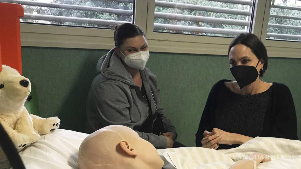$!La actriz Angelina Jolie, a la derecha, visita a un paciente joven de Ucrania el en el hospital pediátrico Bambino Gesu de Roma.