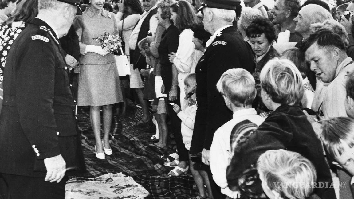 $!Residentes locales que esperaron por horas para saludar a la reina Isabel II de Gran Bretaña tras su llegada a Mercury Bay, Nueva Zelanda el 23 de marzo de 1970. AP