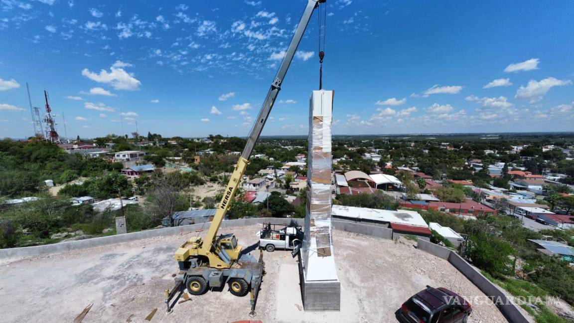 En Acuña avanza proyecto de mirador, ensamblan Cruz Monumental y sigue electrificación