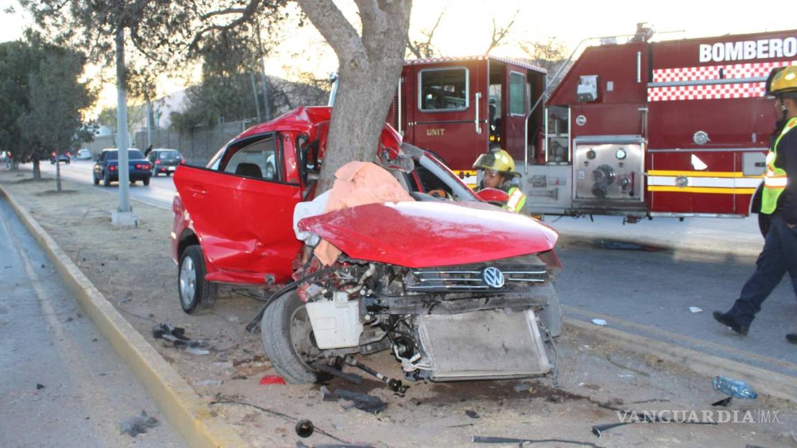 ¿Maldición del auto rojo?... se salva de milagro tras impactarse contra árbol en Saltillo