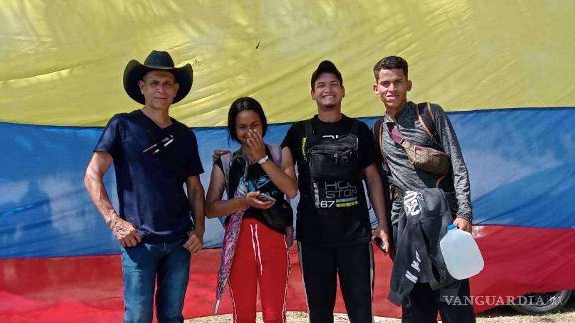 $!Roberto Márquez al lado de migrantes en la frontera.