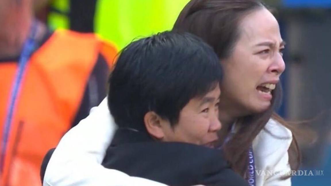La emotiva reacción de la directora deportiva de la Selección de Tailandia tras celebrar su primer gol en el Mundial Femenil