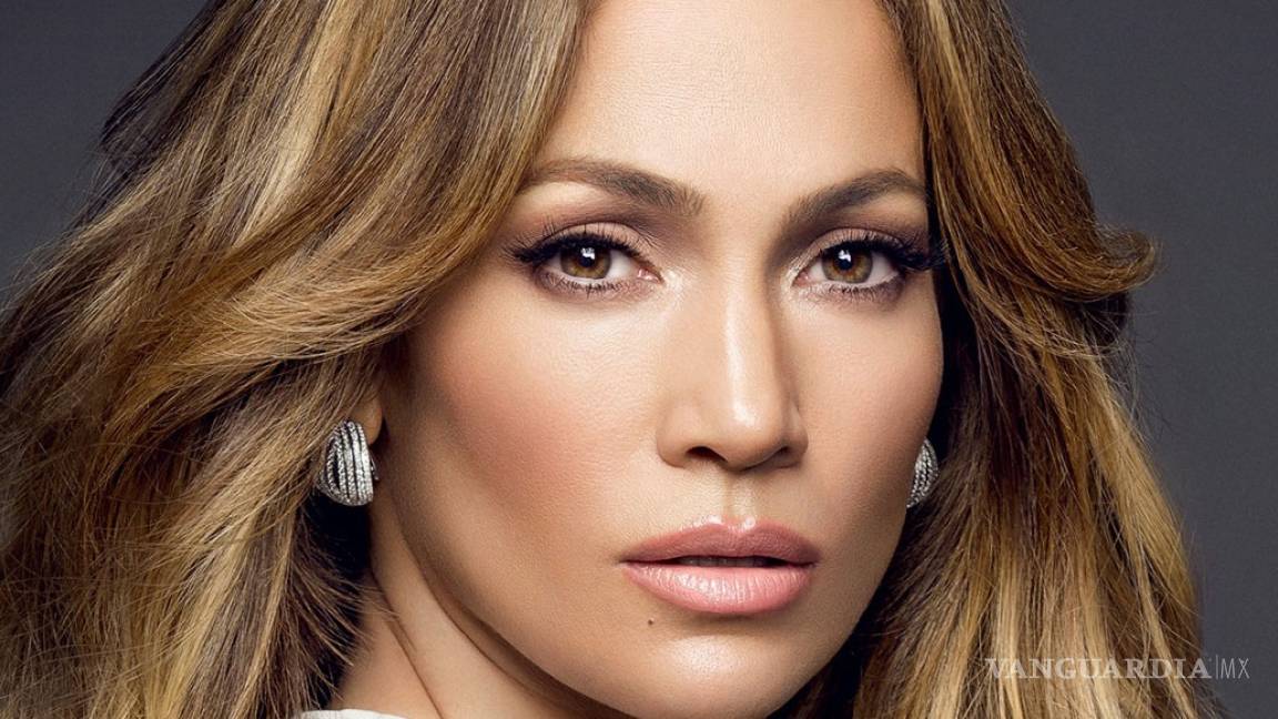 Jennifer Lopez celebra sus 50 años, aprendiendo a manejar