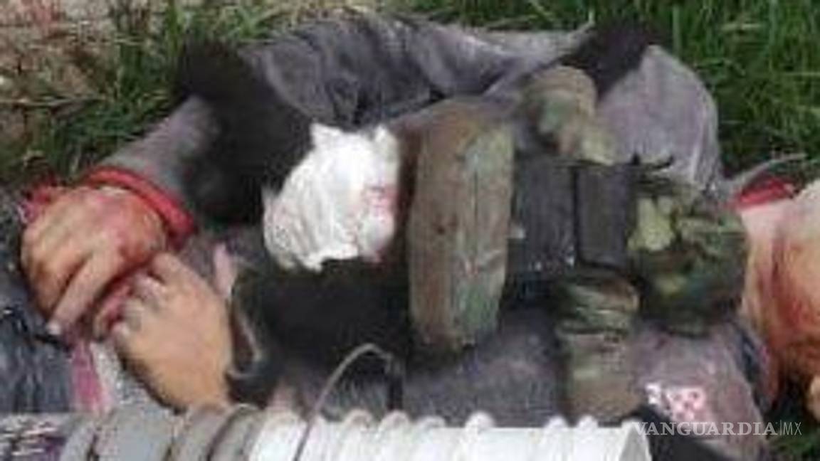 $!El mono araña estaba vestido con una chamarra de colores militares, un chaleco táctico y un pañal, además su cadáver terminó recostado sobre su amo.