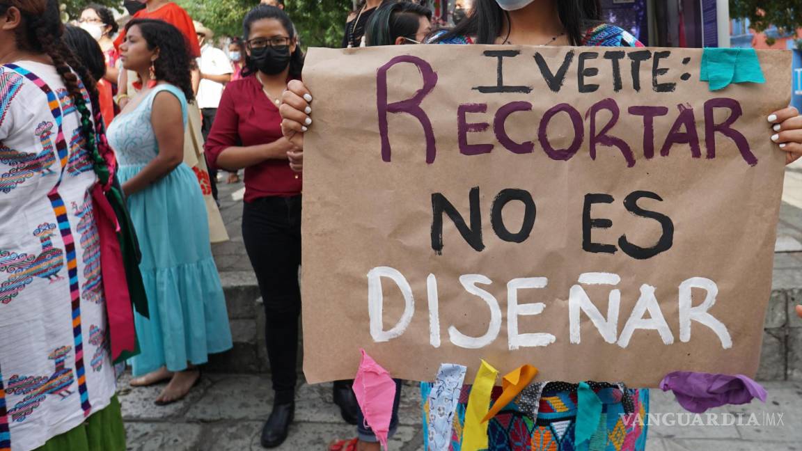 $!Artesanas e indígenas participan en una protesta contra el gobernador de Oaxaca, Alejandro Murat, en Mitla, estado de Oaxaca (México).