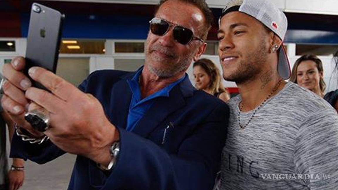 Arnold Schwarzenegger presume su encuentro con Neymar durante entrenamiento del Barcelona