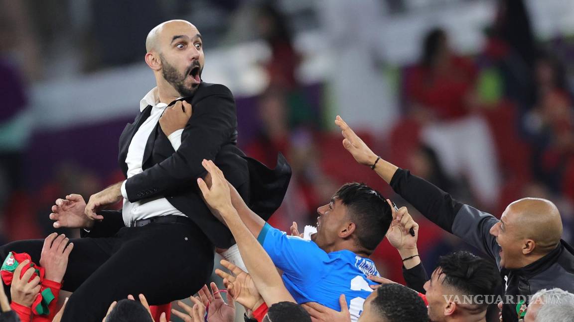 $!Walid Regragui celebra junto con su cuerpo técnico y futbolistas.