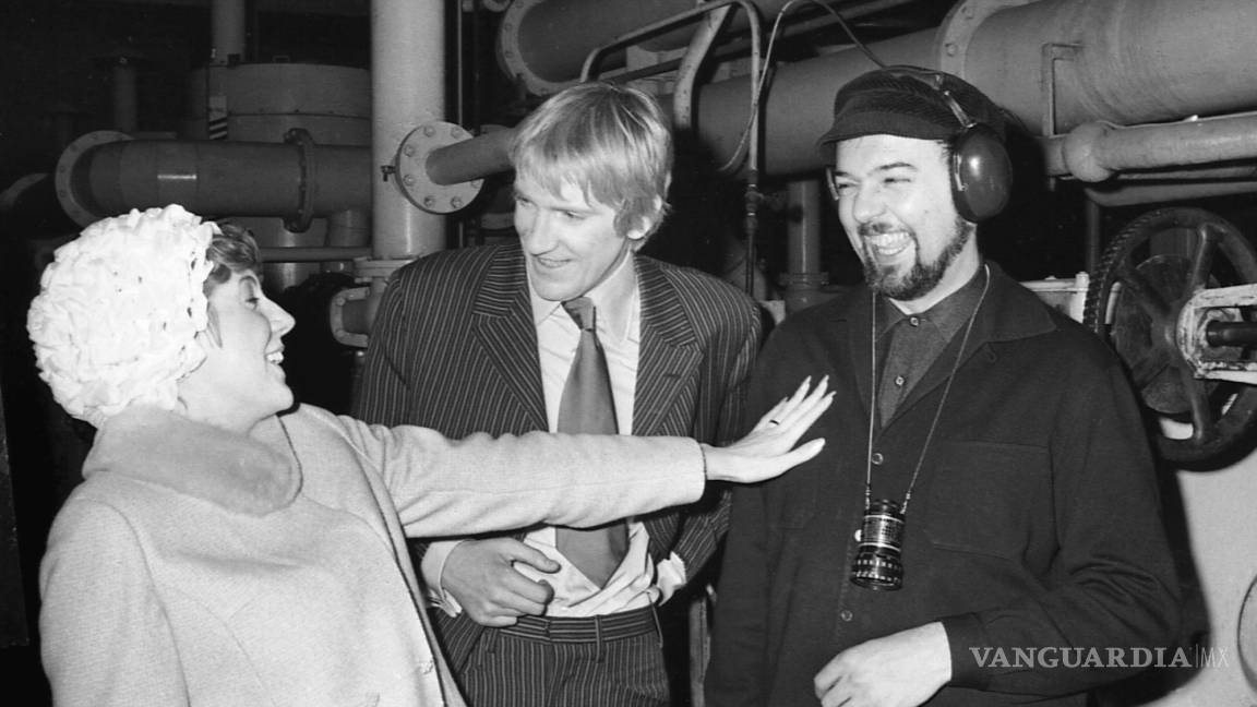 $!La cantante Cilla Black y David Warner (c) conversan con el director Peter Hall en un receso de la filmación de la comedia “Work... Is A Four Letter Word”.