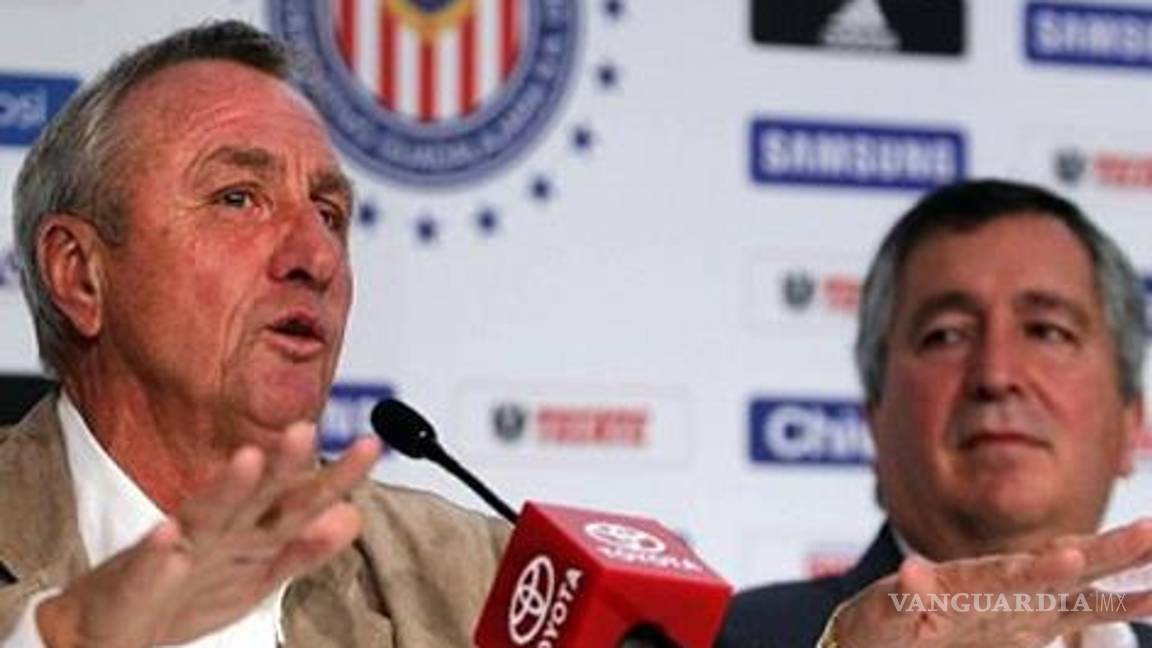 Johan Cruyff fuera; Chivas le da las gracias