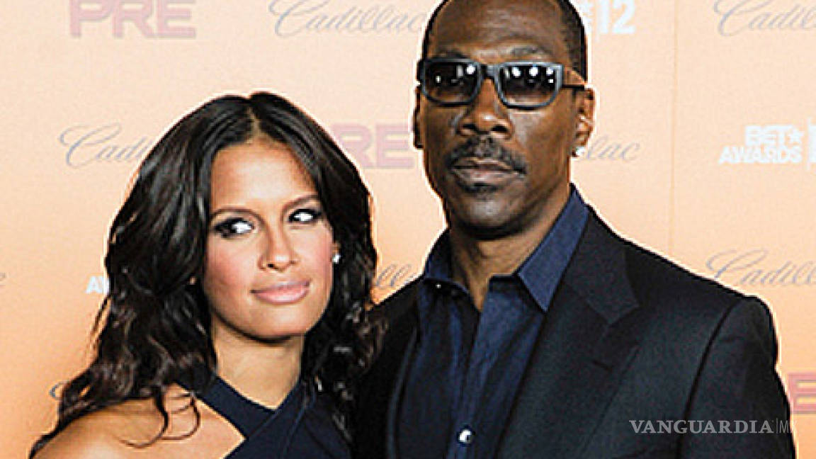 Eddie Murphy hace &quot;oficial&quot; a su joven novia