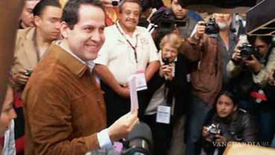 Eruviel Avila emite su voto en Ciudad Azteca