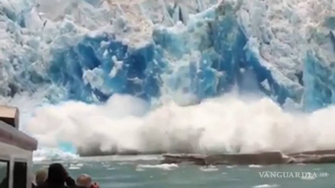 Captan la impresionante fractura de un iceberg (Video)