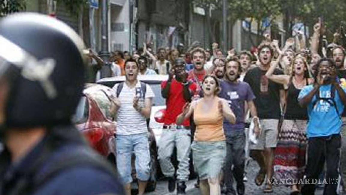 Vecinos de barrio madrileño enfrentan a la policía para evitar detención de migrante