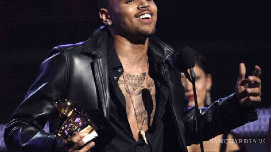 Critican aparición de Chris Brown en los Grammy