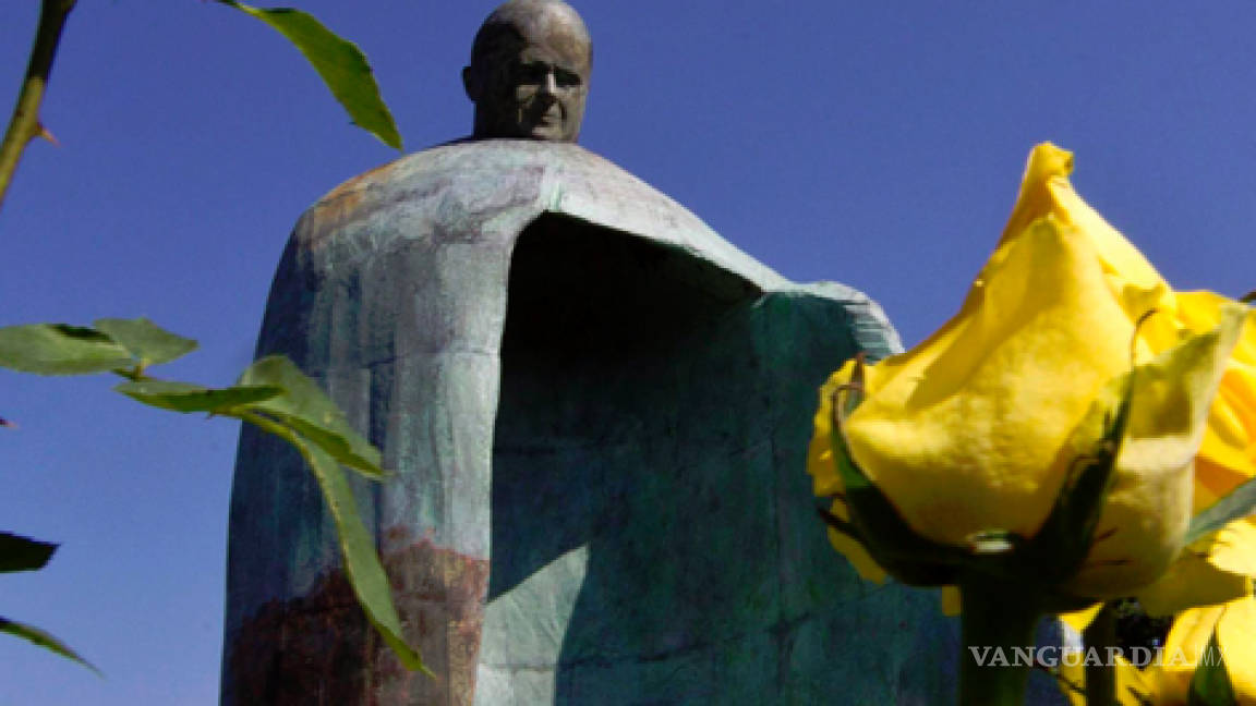 Critican estatua de Juan Pablo II en Roma