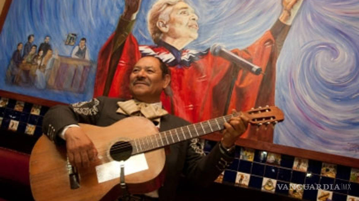 Develan mural de Chavela Vargas en el Tenampa