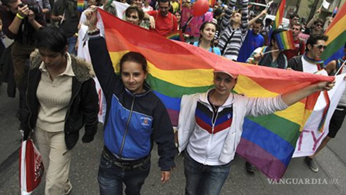 ¡Viva Carlos Monsiváis!, gritan en marcha gay