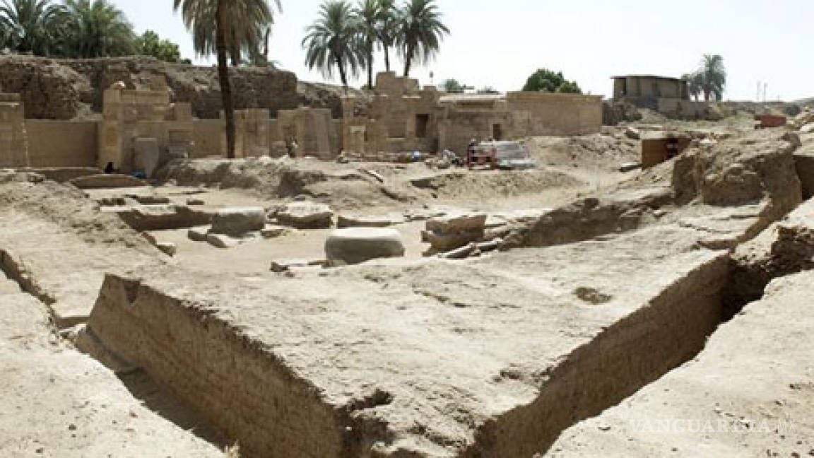 Hallan en templo de Karnak inscripciones y puerta