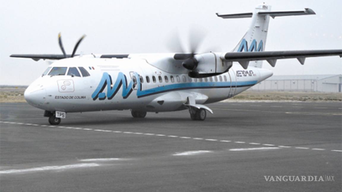 En pleno vuelo se desprende parte del fuselaje de un avión