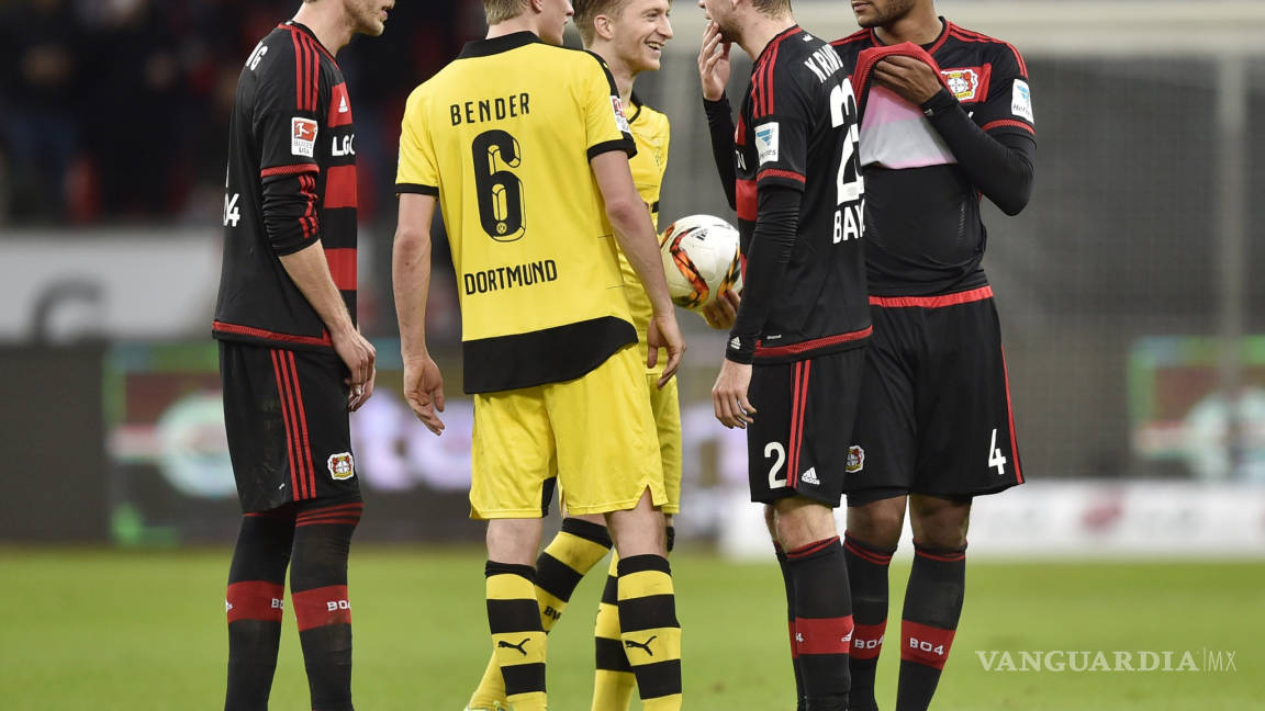 Bayer Leverkusen cae ante el Borussia Dortmund; 'Chicharito' jugó todo el partido