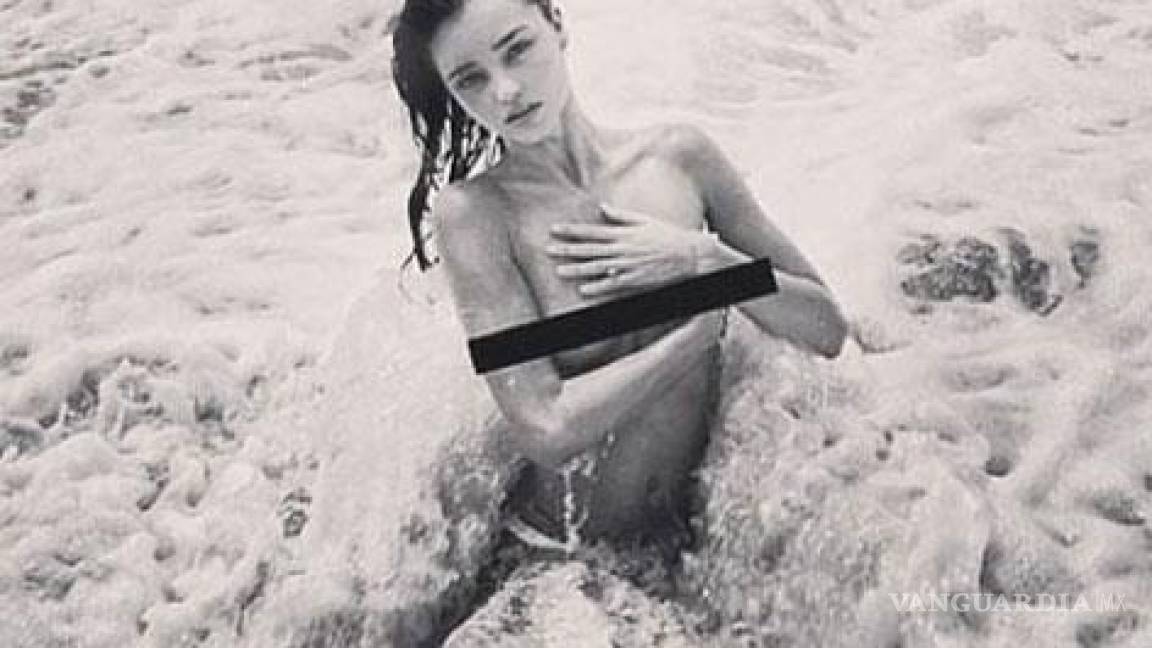Miranda Kerr muestra sus senos en redes sociales