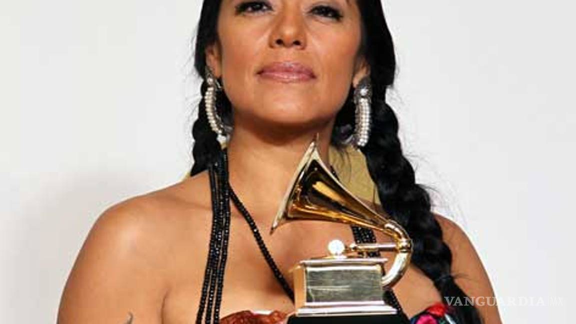 Juanes y Lila Downs se llevan un Grammy