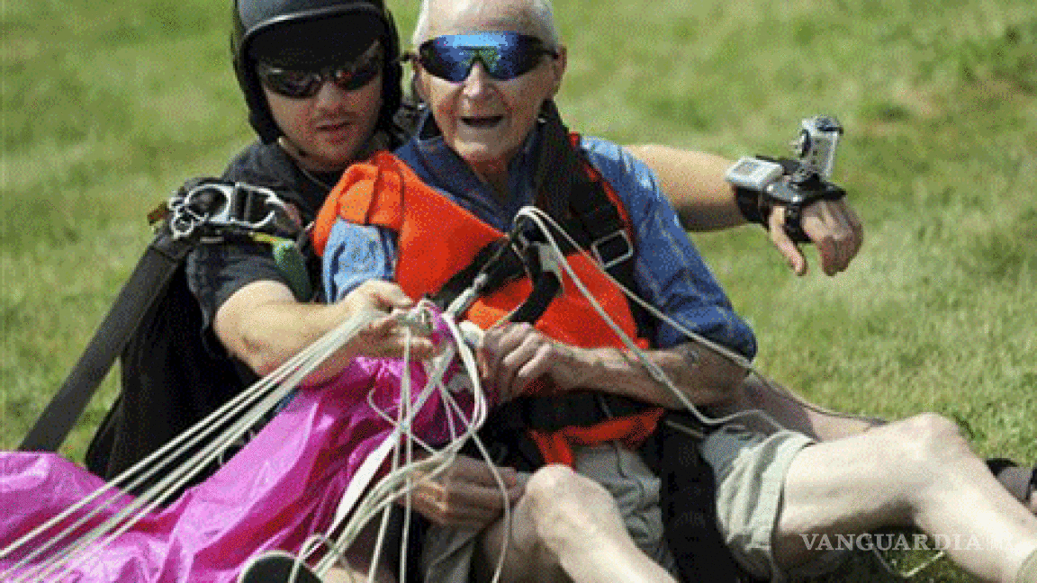 Hombre se lanza en paracaídas por 1ra vez, a los 90 años