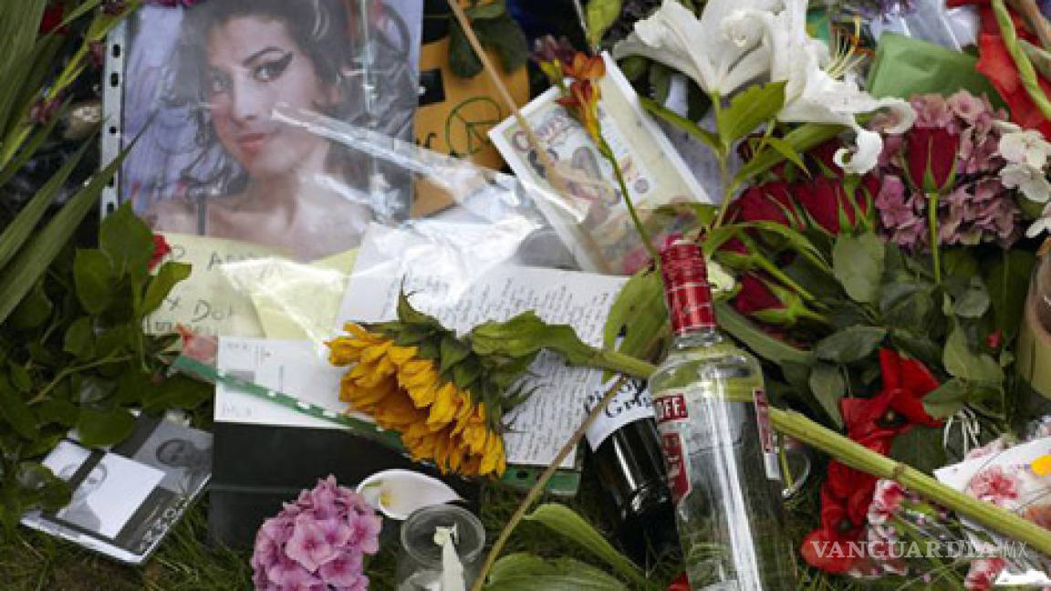 Ron, tabaco y flores en memoria de Winehouse