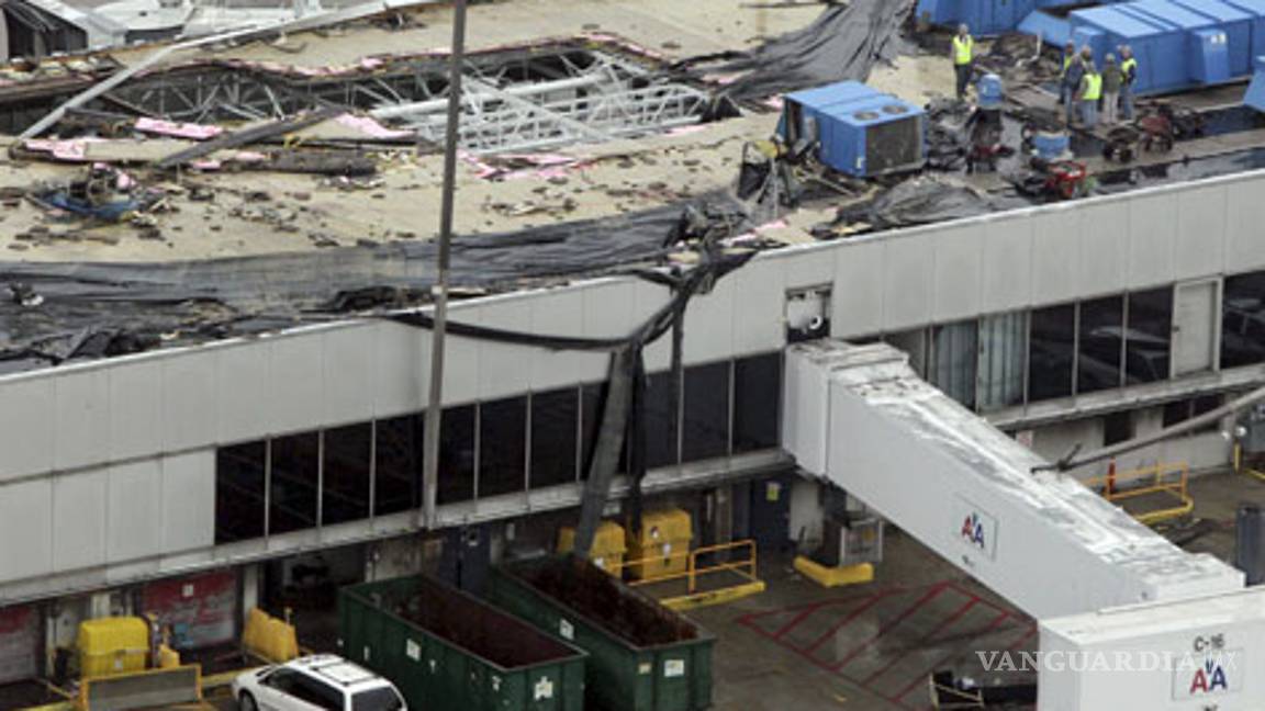 Reabren aeropuerto de Misouri, en ruinas tras el tornado