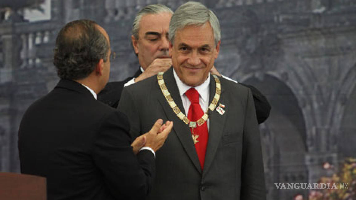 Condecora FCH a Piñera con orden del Aguila Azteca