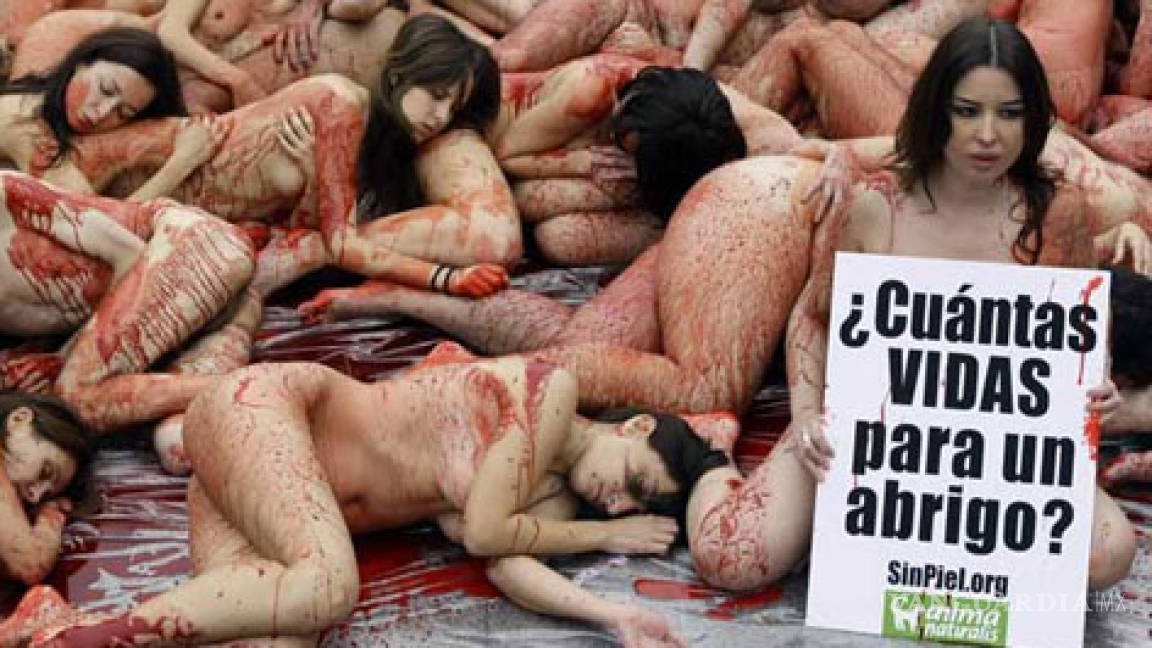 Manifestantes se desnudan en Madrid en protesta contra la industria peletera
