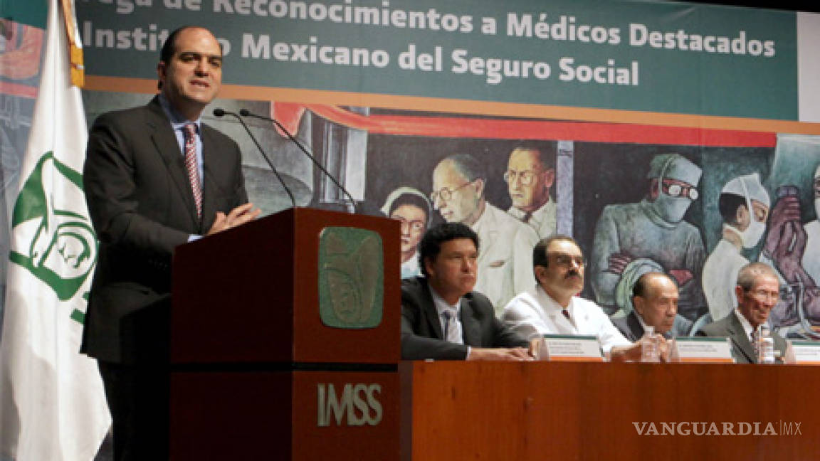 Entrega Karam reconocimiento a 12 destacados médicos del IMSS