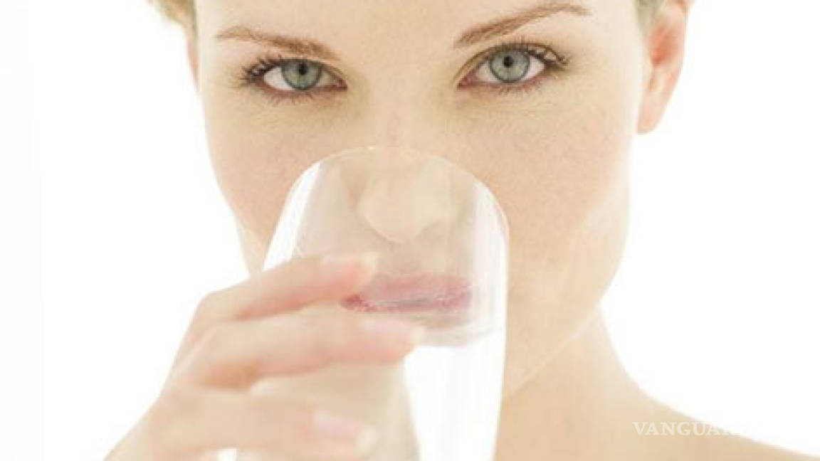 Beber agua en exceso no adelgaza y pone en riesgo la salud: nutrióloga