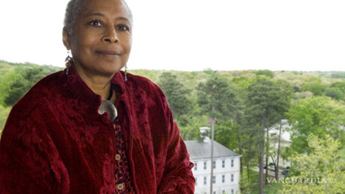 Veta Alice Walker traducir al hebreo "El color púrpura"