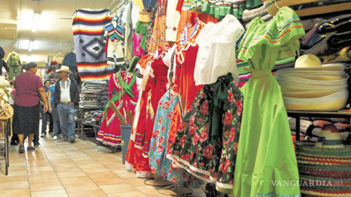 Se elevan ventas de artículos de la Revolución en Mercado Juárez