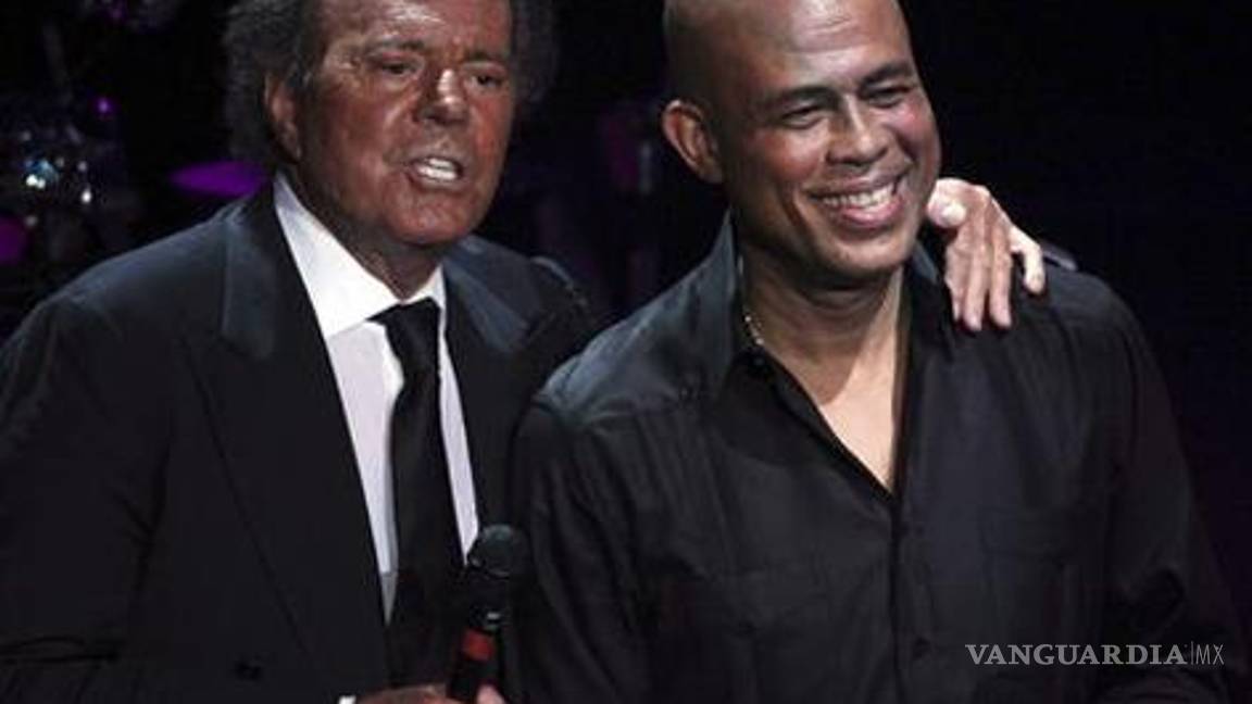 Julio Iglesias hace cantar de nuevo al presidente de Haití, Michel Martelly