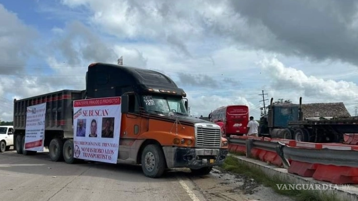 Transportistas bloquean carreteras por adeudos del Tren Maya; señalan a la Sedena