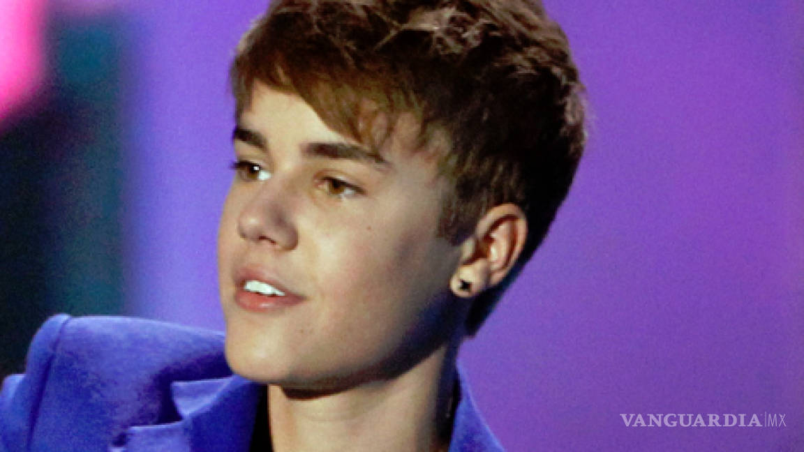 Justin Bieber luce aretes que causan controversia en los MTV Movie Awards