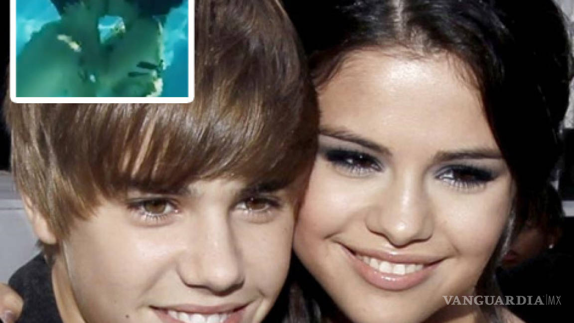 Justin Bieber Y Selena Gomez Besándose Bajo El Agua