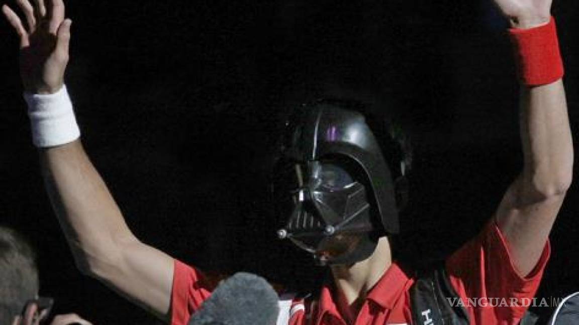 Por Halloween, Djokovic salta a la cancha como Darth Vader