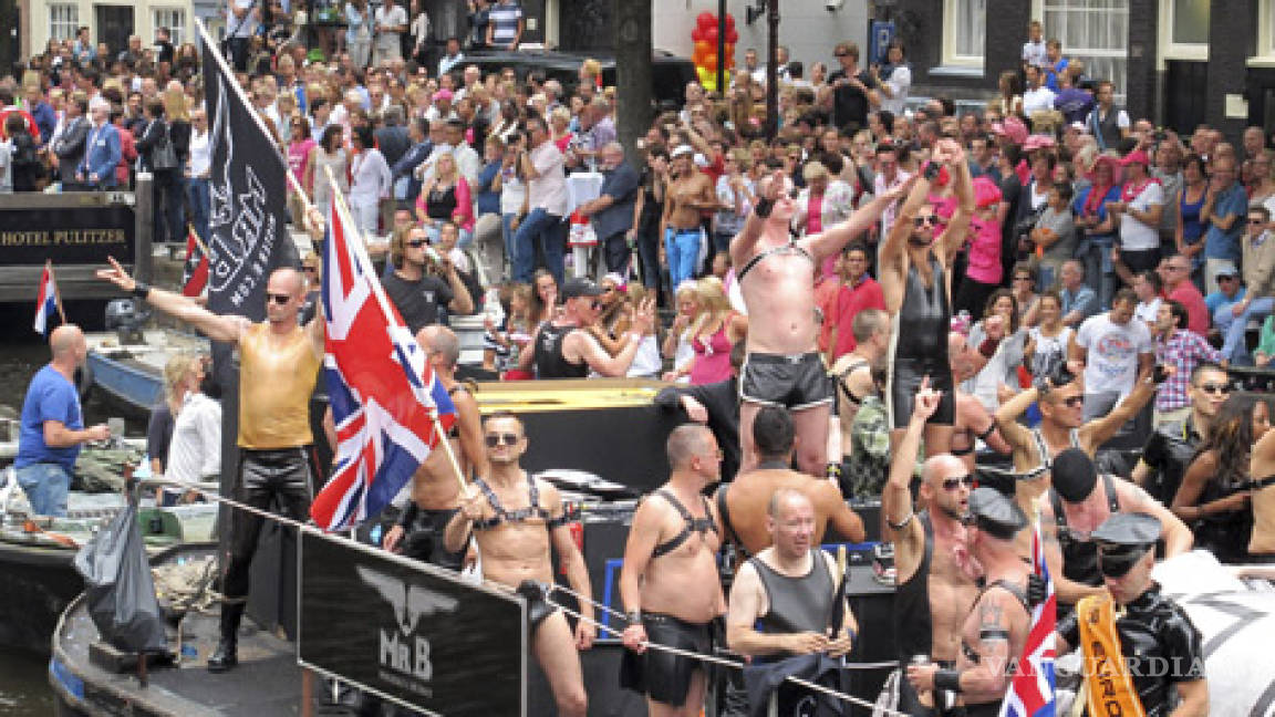 Amsterdam celebra desfile gay en botes