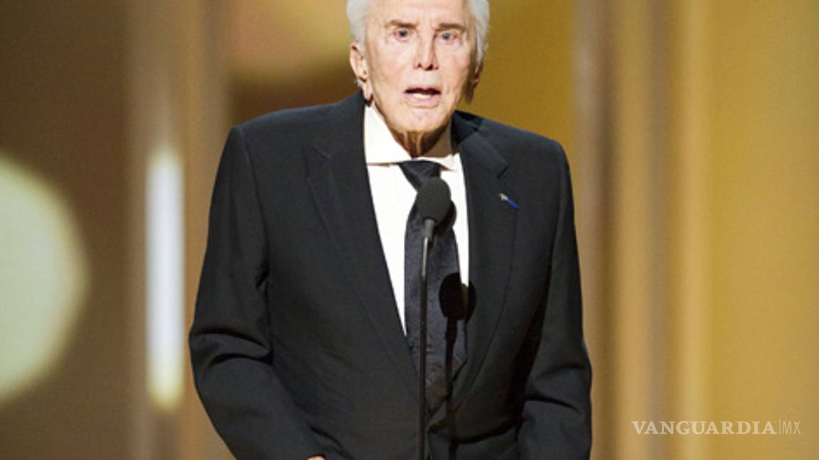 Kirk Douglas, sensación en Oscar y Twitter