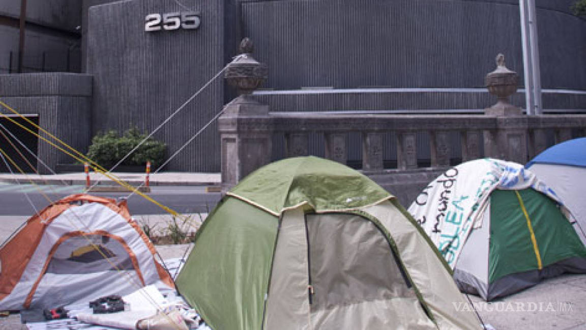 &quot;Indignados&quot; instalan campamento frente a Bolsa Mexicana de Valores